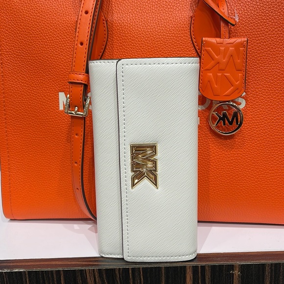 Michael Kors Mimi Large Saffiano Leather Bi-Fold Continental Wallet
Optic White - Picture 3 of 16